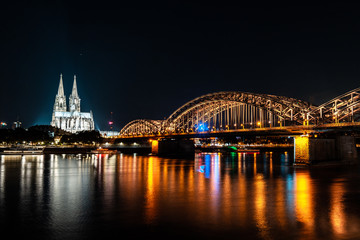Fototapeta premium Cologne (Köln) with bridge and cathedral at night 