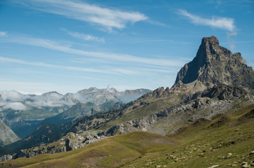 Fototapeta na wymiar Paisaje de montaña con pradera y alta montaña al fondo