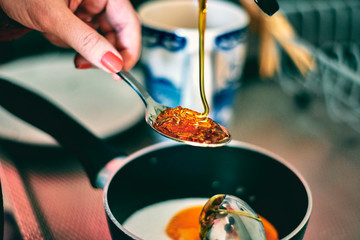 Making honeycomb at home - its messy