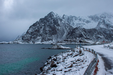 Îles Lofoten - Norvège - Route de montagne enneigée