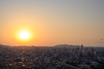 Fototapeta premium 都市に沈む美しい夕陽【福岡県北九州市】