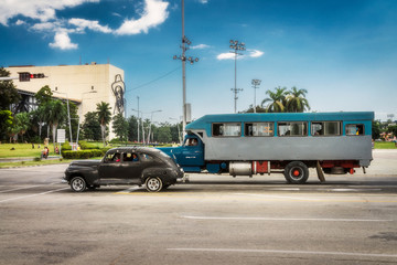 Kuba, Santiago de Kuba;  Oldtimer am Platz der Revolution.