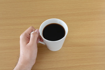テーブルに置いたコーヒー