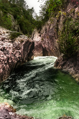 Pozo de agua entre montañas del barranco