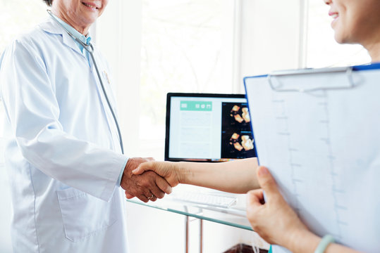 Doctor shaking hand of cardiologist