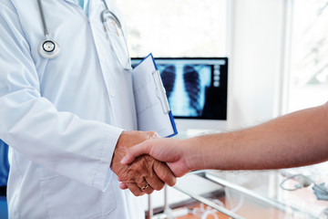 Obraz na płótnie Canvas Handshake of doctor and patient