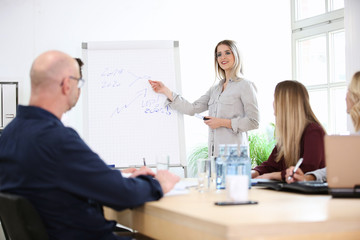 Frau hält einen Vortrag vor einer Gruppe von Leuteb