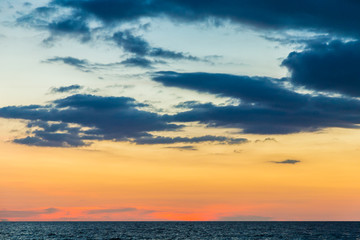 Obraz premium Colorful sunset sky on sea beach