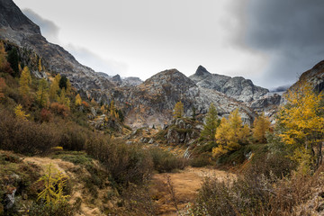 Die wunderbare Bergwelt des Wallis im Herbst