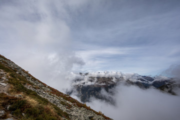 Die wunderbare Bergwelt des Wallis im Herbst