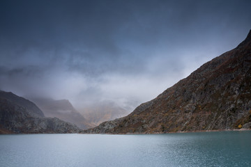 Die wunderbare Bergwelt des Wallis im Herbst