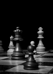 Scacchi fotografati su una scacchiera