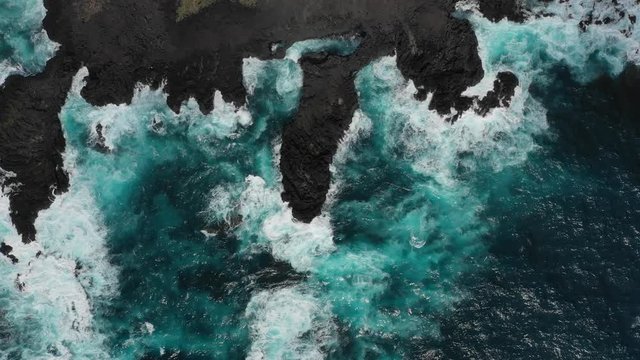 Azoren K&uuml;ste von oben - Wellen und Felsen auf Sao Miguel