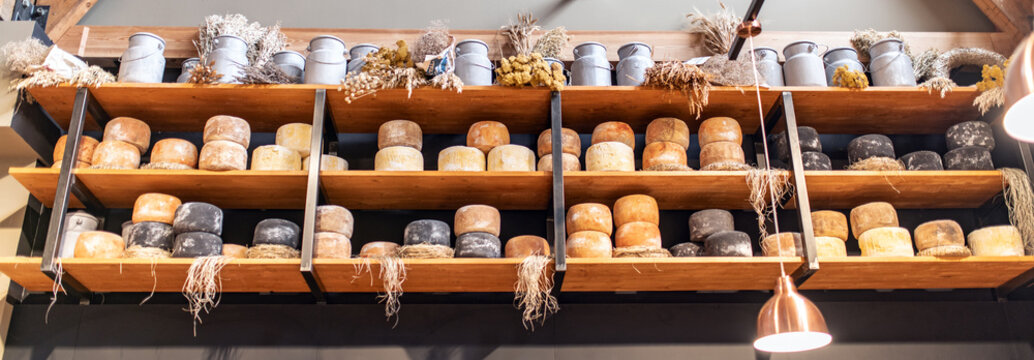 Forme di formaggio su mensola da cantina, di vario tipo pronte per la degustazione