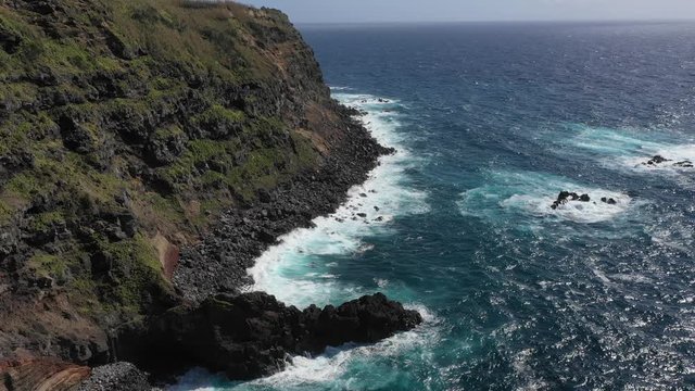 Azoren K&uuml;ste von oben - Wellen und Felsen auf Sao Miguel