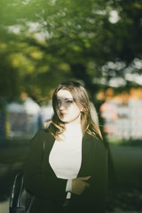 Fototapeta premium frau jung steppt durch berlin innenstadt