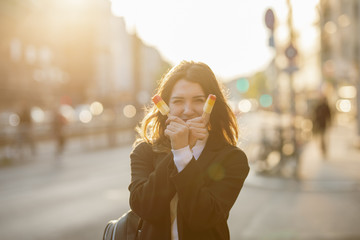 frau jung steppt durch berlin innenstadt