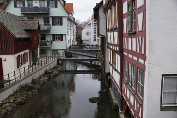 Häuser in Ulm im  winter im fischerviertel an der donau