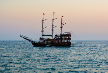 Fototapeta na wymiar vintage boat in the sea. sunset