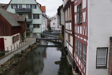 Häuser in Ulm im  winter im fischerviertel an der donau