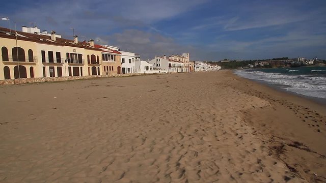 Paseo mar&iacute;timo en paralelo a la playa de Altafulla con sus casas de cara al mar Mediterr&aacute;neo. Tarragona