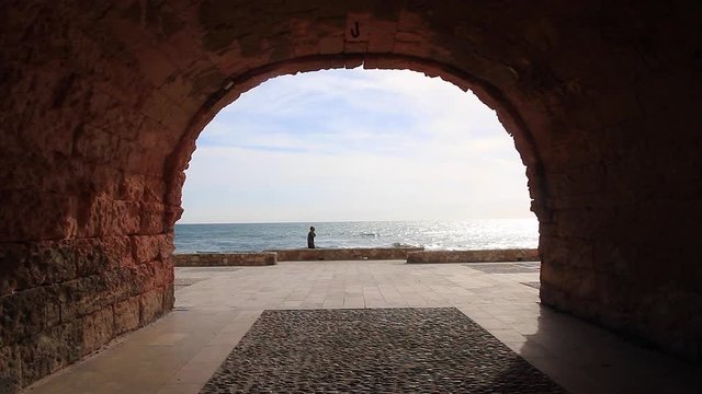 Arco que da paso al paseo mar&iacute;timo y a la  playa de Altafulla. Tarragona