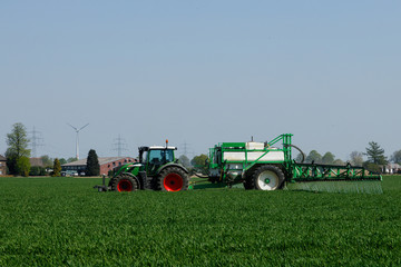 Landwirt bearbeitet Feld mit landwirtschaftlichen Geräten