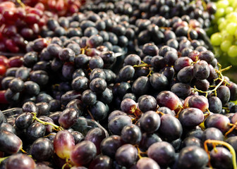 grande quantità di uva scura brillante al mercato