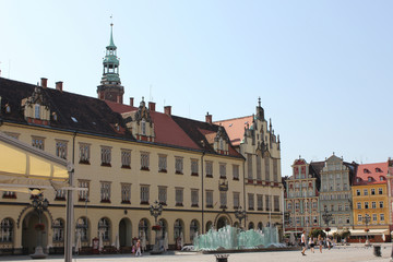 Obraz premium The fountain and old buildings on the Market Square in Wrocław, Poland (Rynek we Wrocławiu, Großer Ring zu Breslau) is a medieval market square in Wrocław