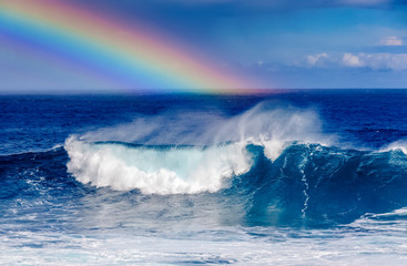 Arc-en-ciel sur déferlante bleue 
