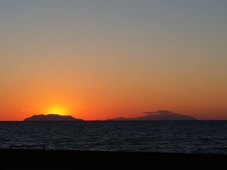 tramonto sul mare con sullo sfondo le isole eolie