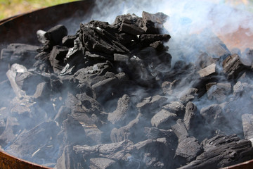 Glühende heiße Holzkohle im Grill