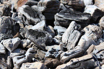 Glühende heiße Holzkohle im Grill
