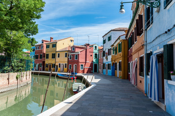 Fototapeta na wymiar colored houses banks of canals italy venice