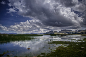 paisaje andino a orillas del mistico lago titicaca 
