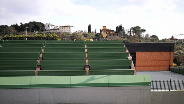Costruzione moderna nei pressi di vecchi edifici a Firenze
