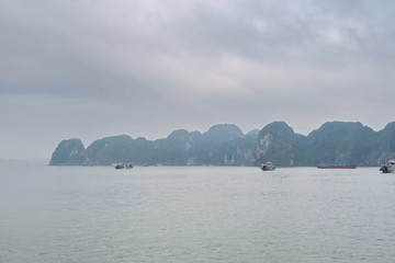 Baie d'Halong dans la brume