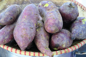 patates douces dans un panier
