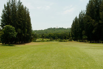 Obraz premium The evening golf course has sunlight shining down at golf course in Thailand
