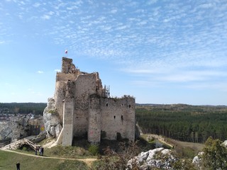 Fototapeta na wymiar Ruiny zamku w Mirowie na Jurze Krakowsko-Częstochowskiej