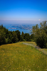 Wandern am Pfänder Berg in Bregenz mit Blick auf den Bodensee, Österreich