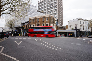Fototapeta na wymiar Autobús en movimiento en las calles de Londres