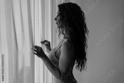 Fototapete Sexy Sportliche Frau Die Am Fenster Im Natur Lich Steht Fototapeten Rotscher