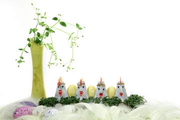Święta Wielkanocne, jaja, kogut, rzeżucha i wazon.