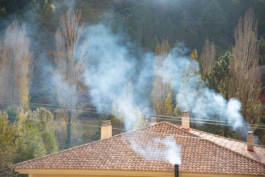 Chimeneas humeantes en un fr&iacute;o d&iacute;a de invierno