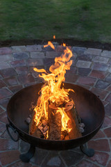 Romantisches Feuer in einer Feuerschale im eigenen Garten