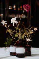 Weiße, Pinke Blumen in einer Blumenvase in einer Vase mit modernen Vintage Chemie Stil