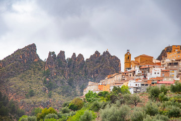 Fototapeta na wymiar Ayna, población de la Sierra del Segura en Albacete España. Imponente villa ubicada entre las montañas y el mundo fluvial que hace un huerto para esta zona fértil.