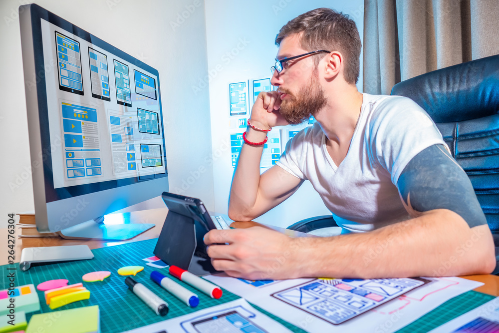 Poster ux ui design. designer sinhroniziruete computer and tablet. the process of prototyping in software d