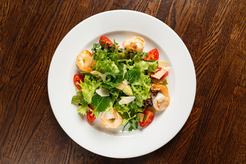 salad with shrimps and cheese